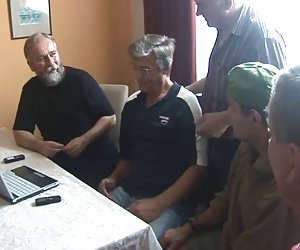 Cute tīņi kļūst sasitu, nobriedušu sirmgalvji banda