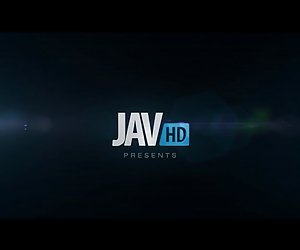 Jūrnieks rin Santomē ar diviem puišiem, kam patīk teasing viņas skūšanai