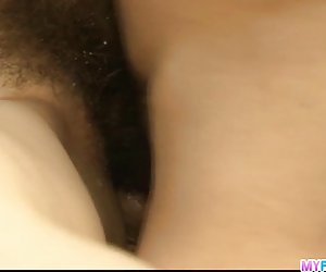Petite sayaka tsuzi izpaužas rotaļājies hairy pussy
