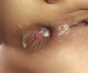 Japāņu slampa rika galvaskausa fucked un sadalīt plašu ar diviem gailis