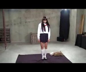 Dominēja un spanked skolniece formas tērpā